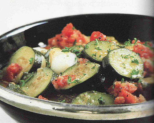 Plat de courgettes orientales à la tomate